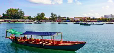Passeio de barco em Sihanoukville com vista do mar e ilhas ao redor