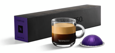xícara de café com cápsula e caixas de cápsulas nespresso