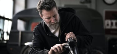 Usuwanie smarów, rdzy i ciężkich olejów maszynowych za pomocą przemysłowej stacji parowej EV Atlas w warsztacie.