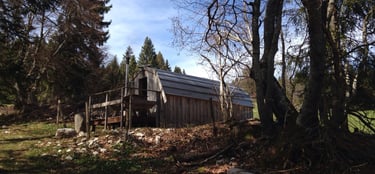 La hutte : une retraite rustique et chaleureuse à La Petite Échelle.
