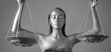Equilibre. Femme avec une balance en parfait équilibre