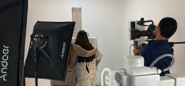 Video corporativo en producción con equipo profesional y cámara de alta calidad
