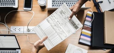 entrega de relatórios e formalização de processos administrativos e financeiros em ambiente de escritório.