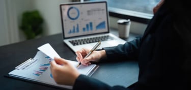 Dirigeant analysant des graphiques financiers sur ordinateur