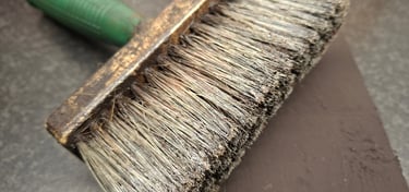 Application peinture suédoise sur bois extérieur au pinceau large