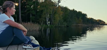 image de laura sur un ponton du lac d'hostens pour la vidéo Asics