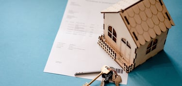 Maison avec clés et contrat immobilier