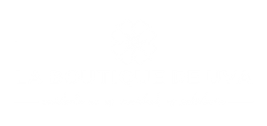 Logotipo blanco de La Boutique de Uva para la marca de cuidado de la piel, icono de flor y slogan