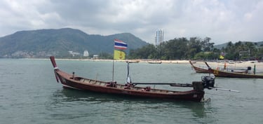 foto da canoa turistica em phuket num dia nublado