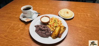 huevos revueltos, frijoles, tamal de elote frito, crema, tortillas y café 