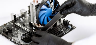 Curso de Manutenção de Computadores: Na imagem uma placa-mãe e uma pessoa instalando a memória ram