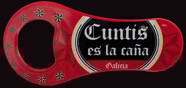 Un abridor de botellas de cerveza roja que dice 'Cuntis es la caña' Galicia