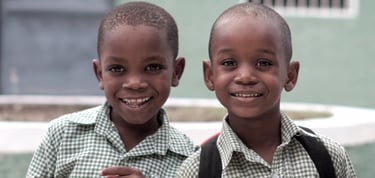 enfants africains fier avec uniforme d'école et cartable sur le dos aide à la scolarité 