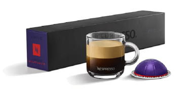 xícara de café com cápsula e caixas de cápsulas nespresso