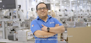 Hombre en entrevista durante grabación de video corporativo en querétaro