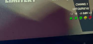 Unité de rack de limitation audio professionnelle avec compteurs VU LED et boutons de contrôle