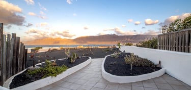 terrasse avec vue mer sur notre maison de vacances à famara