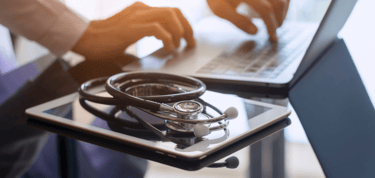 un stéthoscope de médecin sur une tablette numérique