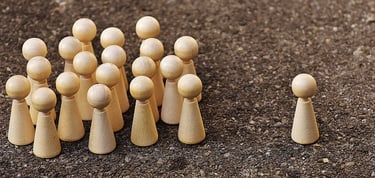 varios peones de ajedrez juntos y uno separadouno