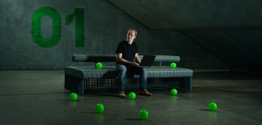 Valokuva koodarista tummalla taustalla