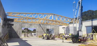 a crane is being used to build a house, fermette longue portée, unique en Corse, bâtiment industriel
