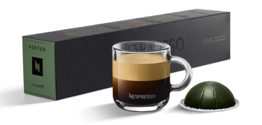 xícara de café com cápsula e caixas de cápsulas nespresso