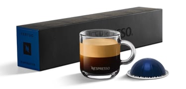 xícara de café com cápsula e caixas de cápsulas nespresso