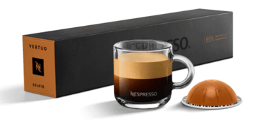 xícara de café com cápsula e caixas de cápsulas nespresso