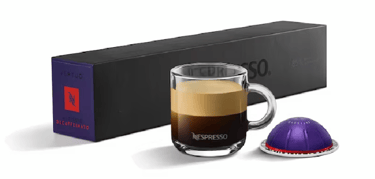 xícara de café com cápsula e caixas de cápsulas nespresso