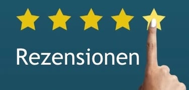 Der Zeigefinger einer Frau markiert den fünften von fünf Sternen einer Rezension.