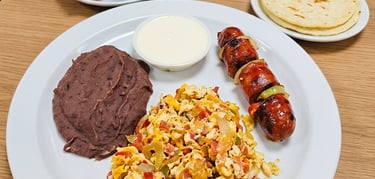 chorizo, huevos revueltos, frijoles, mantequilla, tortillas y café 