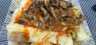 yuca con pescaditos fritos