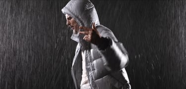clip de music en studio video sous la pluie sur fond noir