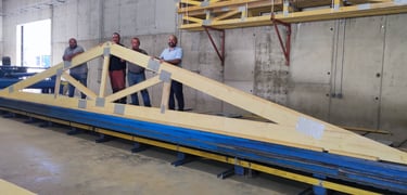 a group of men standing around a wooden structure, porte à faux, notre équipe, ouvriers qualifiés,