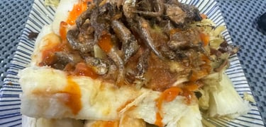yuca con pescaditos fritos