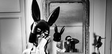 Photo noire et blanc montrant la complicité entre un modèle photo et le photographe