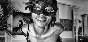 Belle jeune femme noire avec un magnifique sourire et un masque qui porte des bas 