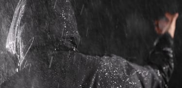 clip de hatik sous la pluie en studio fond noir en ile de france