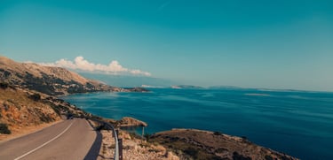 Route de bord de mer illustrant stratégie data, roadmap, feuille de route