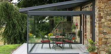 Veranda con cortinas de cristal