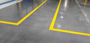 un piso delimitado por unas líneas en el piso