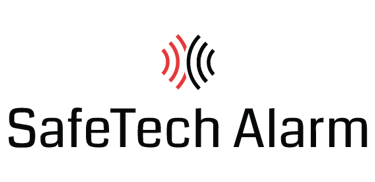 SafeTech Alarm logotyp – svart och röd vågsymbol med företagsnamn i svart text