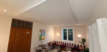 Intérieur de café moderne avec un grand panneau de plafond acoustique blanc et des meubles vintage