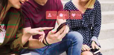 Imagen de chicos reaccionando a contenido en las redes sociales