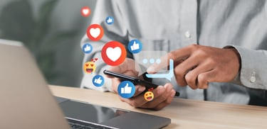 Imagen de un empresario reaccionando a contenido en sus redes sociales