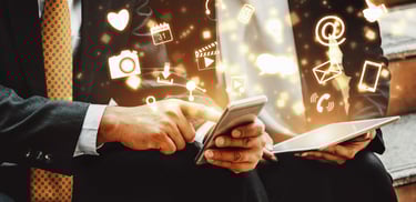 Imagen de empresarios subiendo contenido a sus redes sociales