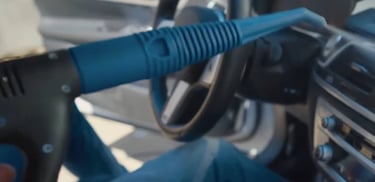 Głębokie czyszczenie i dezynfekcja tapicerki samochodowej przy użyciu parownicy EV Atlantis.