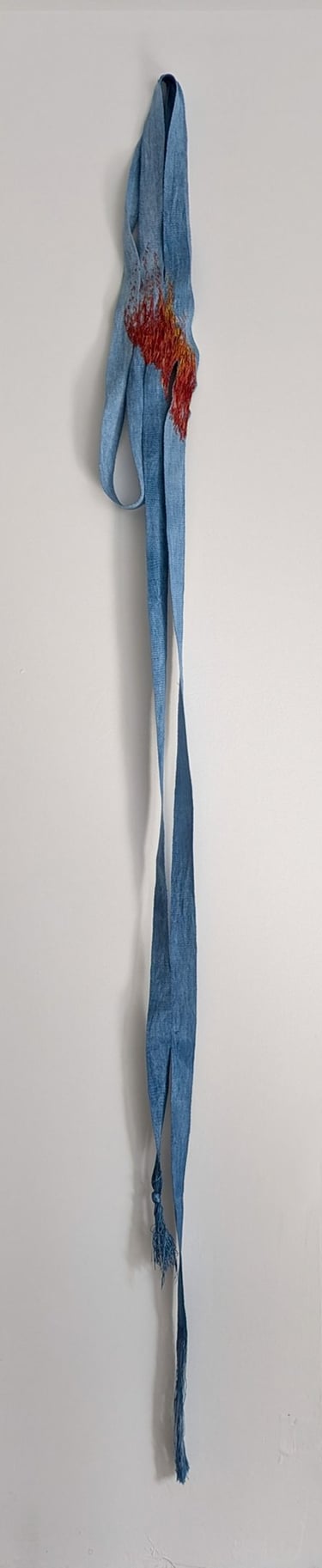 karine-nguyen-van-tham-Dans mon ciel, brule un feu eternel, broderies de lin sur ruban tissé, 220x15