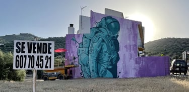 mural de un astronauta en una fachada de una casa