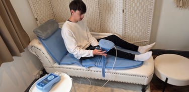 man using PEMF for knee pain relief 